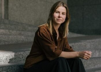 Moeders verdienen 8 procent minder na een kind, vaders juist meer