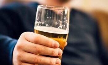 Word je somber van alcohol, of drink je juist als je je slecht voelt?