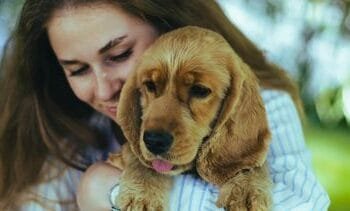 Dit is de reden dat je stem verandert als je tegen een hond praat