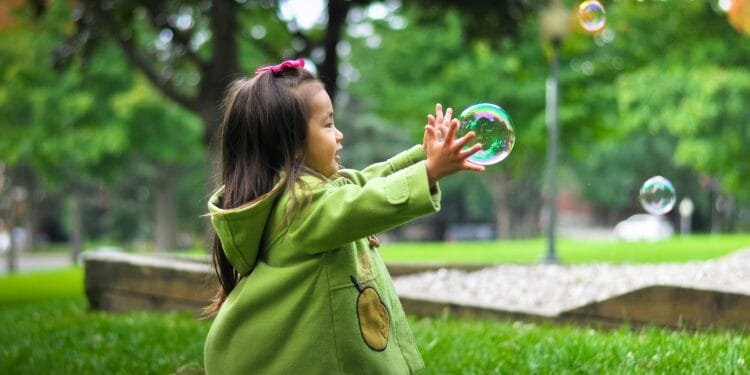 Slechts een vijfde van de kinderen haalt twee uur buitenspelen per dag: kids hebben het te druk