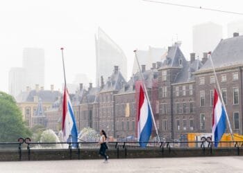 KNMI: code geel voor flinke buien tijdens dodenherdenking