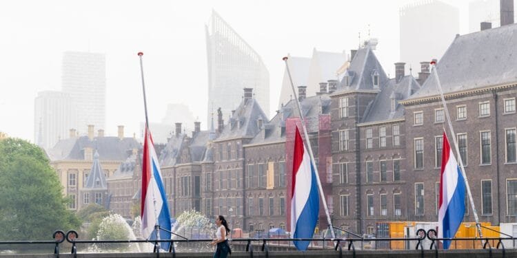 KNMI: code geel voor flinke buien tijdens dodenherdenking
