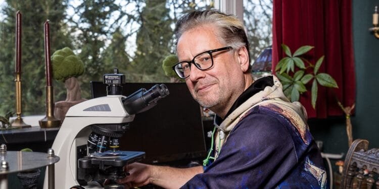 Forensisch patholoog Frank van de Goot (60): ‘Gooi mij in een kuil met menselijke resten en ik ben gelukkig’