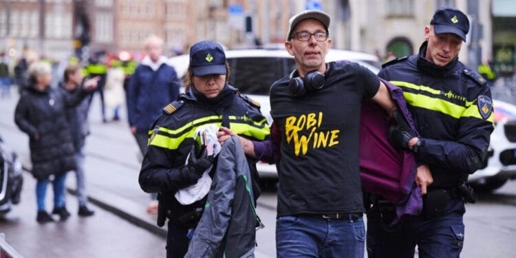 Police make 13 arrests at Remembrance Day ceremony in Amsterdam