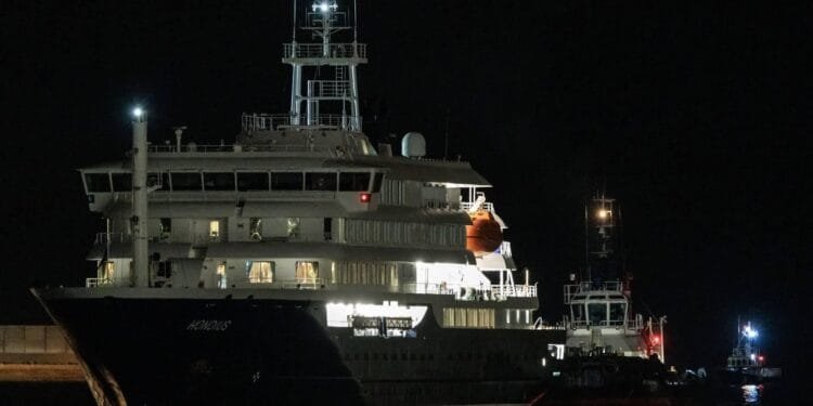 Hondius in haven van Granadilla, gaat voor anker