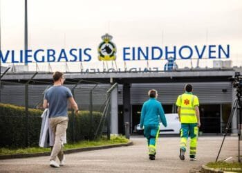 Vliegtuig met opvarenden Hondius landt op vliegveld Eindhoven