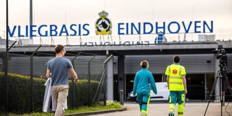 Vliegtuig met opvarenden Hondius landt op vliegveld Eindhoven