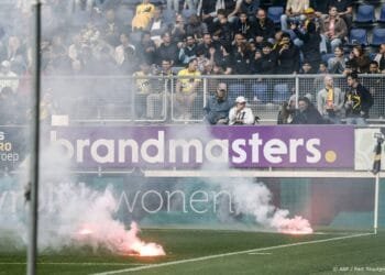 Duel NAC Breda – sc Heerenveen tijdelijk stilgelegd door vuurwerk
