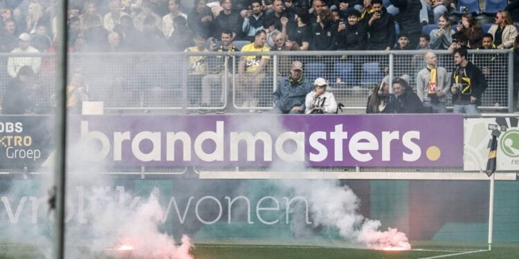 Duel NAC Breda – sc Heerenveen tijdelijk stilgelegd door vuurwerk