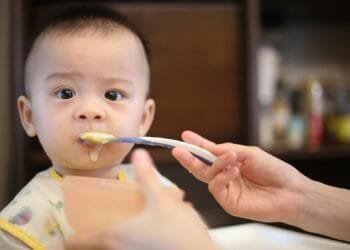 GGD-onderzoek: 80 procent van de babypap in supermarkten is ongezonder dan ouders denken