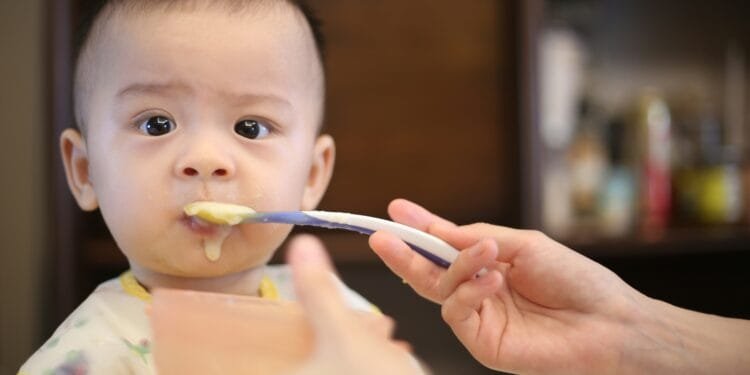 GGD-onderzoek: 80 procent van de babypap in supermarkten is ongezonder dan ouders denken