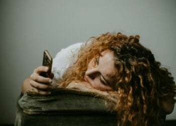 Contact via social media of online vriendschap: het helpt niet tegen eenzaamheid
