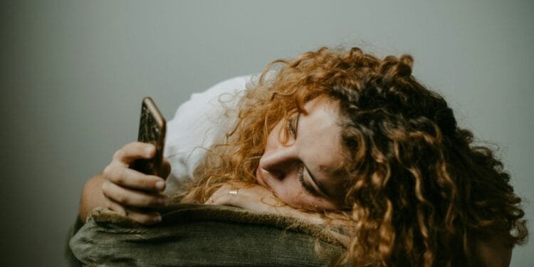 Contact via social media of online vriendschap: het helpt niet tegen eenzaamheid