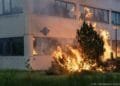 Brand bij noodopvanglocatie Loosdrecht tijdens azc-demonstratie