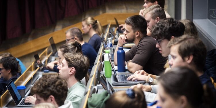 DUO loopt 170 miljoen euro mis door oud-studenten met studieschuld in buitenland: kabinet wil harder ingrijpen