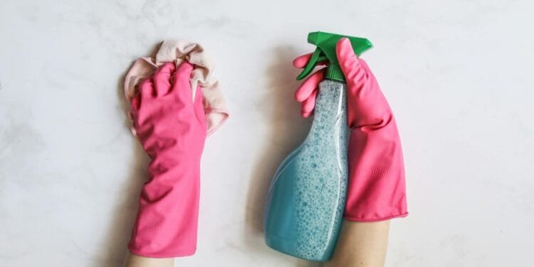 ‘Doodt 99,9% van de bacteriën’-claim ligt onder vuur: jonge kinderen betalen de prijs