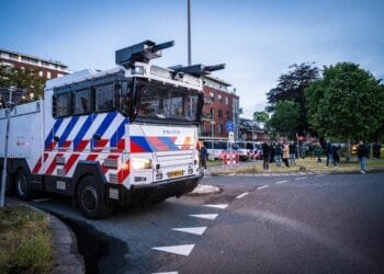 Protest tegen asielzoekers bij Loosdrecht loopt opnieuw uit de hand: waterkanon ingezet