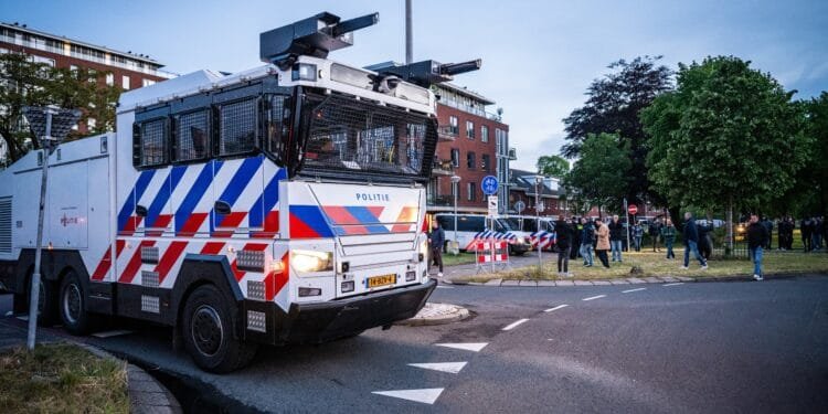 Protest tegen asielzoekers bij Loosdrecht loopt opnieuw uit de hand: waterkanon ingezet