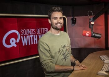 Domien Verschuuren afwezig bij Qmusic na overlijden zwager: ‘Tragisch verkeersongeval’