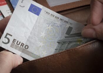 Nederlanders schrappen vooral vakanties en etentjes door stijgende prijzen