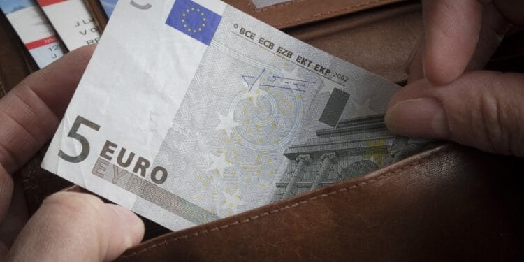 Nederlanders schrappen vooral vakanties en etentjes door stijgende prijzen
