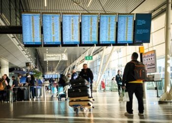 Lange rijen op Schiphol door nieuwe beveiliging: reizigers wachten ruim een uur