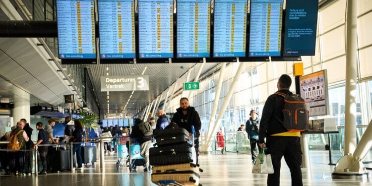 Lange rijen op Schiphol door nieuwe beveiliging: reizigers wachten ruim een uur