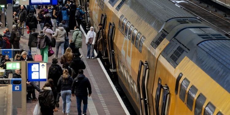 Studie onder miljoenen reizigers: veel mensen lopen ‘blind’ achter anderen aan, dit is waarom