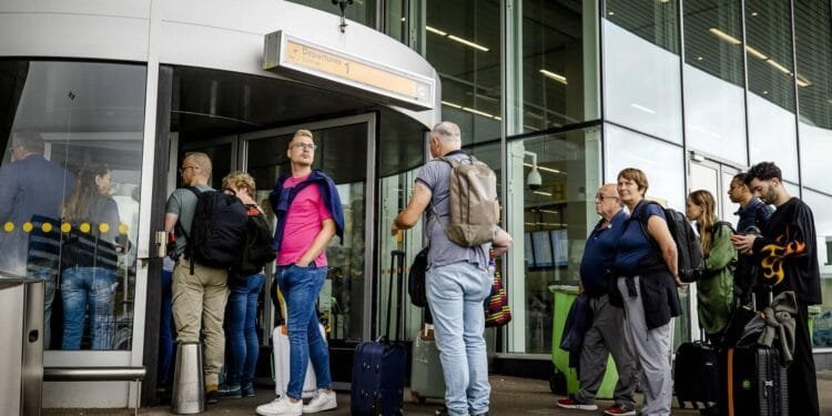 Schiphol onzeker over wachttijden na wijziging beveiligingsaanpak