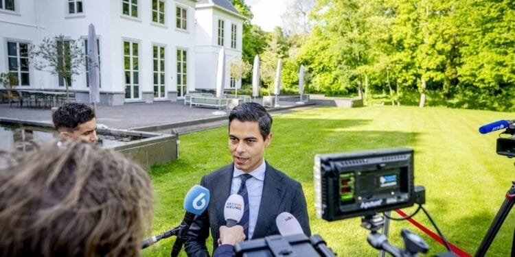 Kabinet overlegt met gemeenten na geweld bij asielzoekerscentra