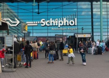 Long queues continue at Schiphol as security firms change hands