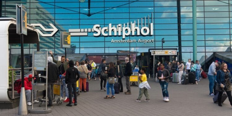 Long queues continue at Schiphol as security firms change hands
