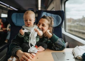 Vliegen deze zomervakantie 13 procent duurder: gezin bespaart tot 868 euro met de trein