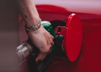 Maximum benzineprijs stijgt in België naar 2 euro per liter: dit zijn de brandstofprijzen in Nederland