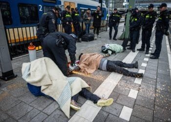 Politie verwijdert activisten van spoor Den Haag Centraal