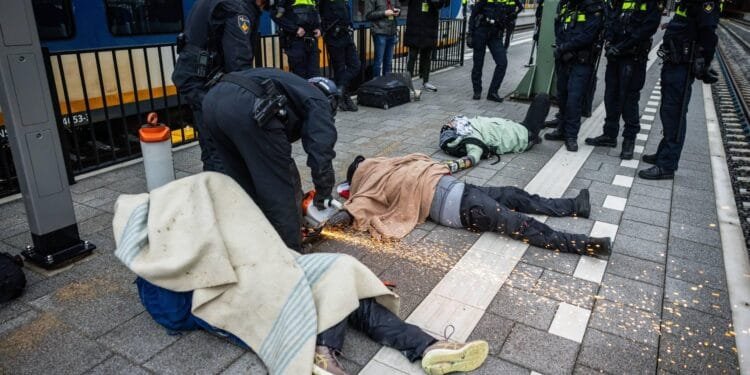 Politie verwijdert activisten van spoor Den Haag Centraal