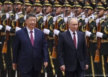 Xi begroet Poetin in Grote Hal van het Volk in Beijing