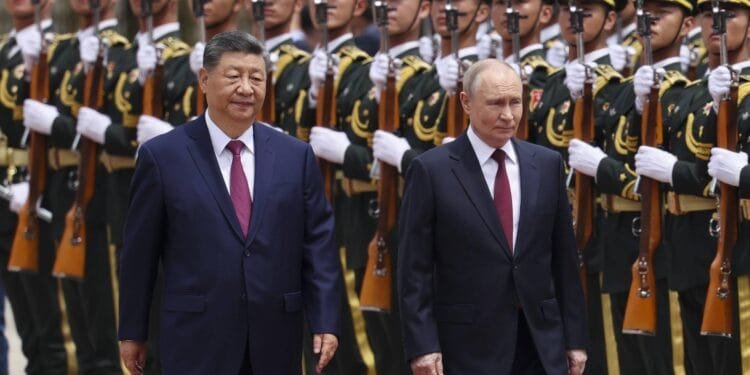 Xi begroet Poetin in Grote Hal van het Volk in Beijing