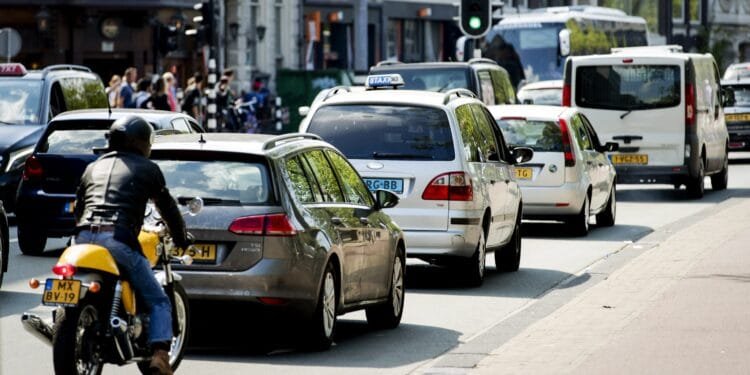 Mag motorrijder voorkruipen bij verkeerslicht? Dit oordeelt de rechter
