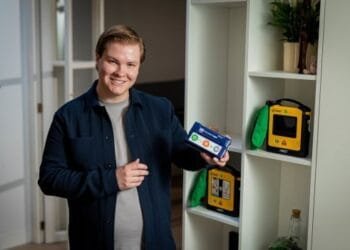 Stef (25) reanimeerde 125 mensen, één gesloten AED-kast veranderde zijn missie voorgoed: ‘AED van broekzakformaat maakt het verschil’
