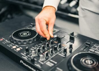 Maria (36) werd voor 1350 euro opgelicht door een dj: ‘Had juist naar het feest uitgekeken’