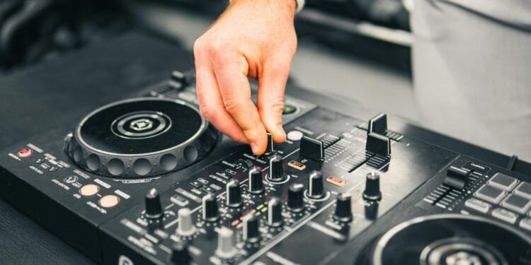 Maria (36) werd voor 1350 euro opgelicht door een dj: ‘Had juist naar het feest uitgekeken’