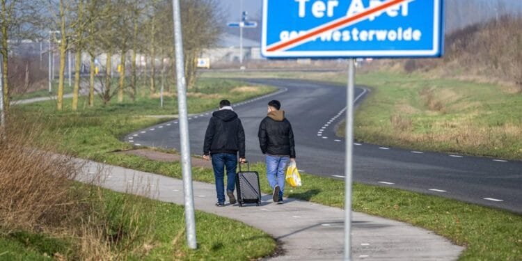 Amsterdam vangt 230 extra vluchtelingen op om situatie Ter Apel