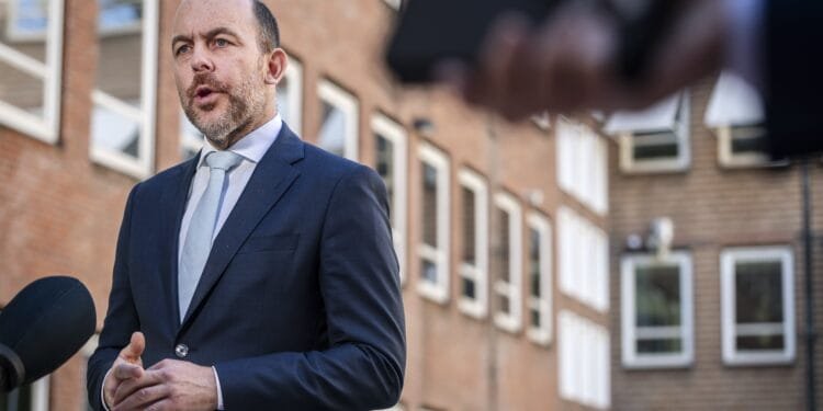 Doel spreidingswet asielzoekers lang niet gehaald, minister Van den Brink: ‘Gewoon uitvoeren’