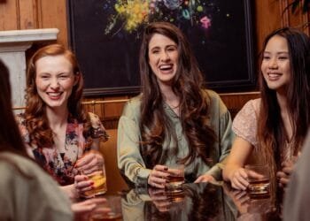 Jessie (33) in Opgebiecht: ‘Ik ga vaak uiteten met twee collega’s, maar ons team weet van niks’