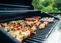 Barbecue weer aan? Met deze tips van een expert doe je dat zónder stress: ‘Smeer er zeepwater op’