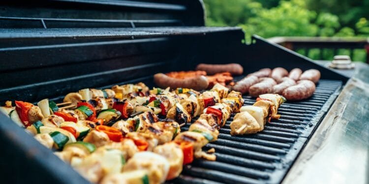 Barbecue weer aan? Met deze tips van een expert doe je dat zónder stress: ‘Smeer er zeepwater op’