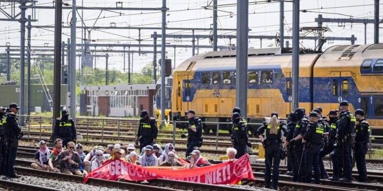 Politie haalt actievoerders XR van spoor bij Utrecht Centraal