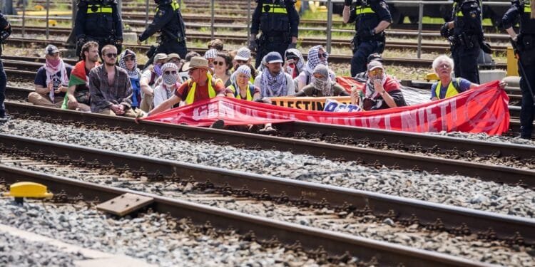 Tientallen activisten aangehouden na spoorblokkade Utrecht CS