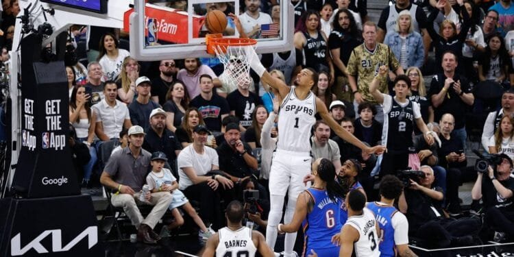 Basketballer Wembanyama brengt Spurs langszij in play-offs NBA